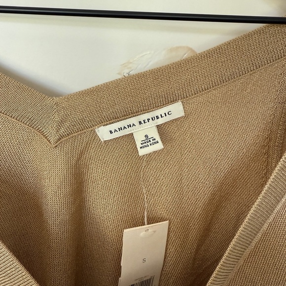 Banana Republic Gold V-Neck Sweater size small - Picture 2 of 4